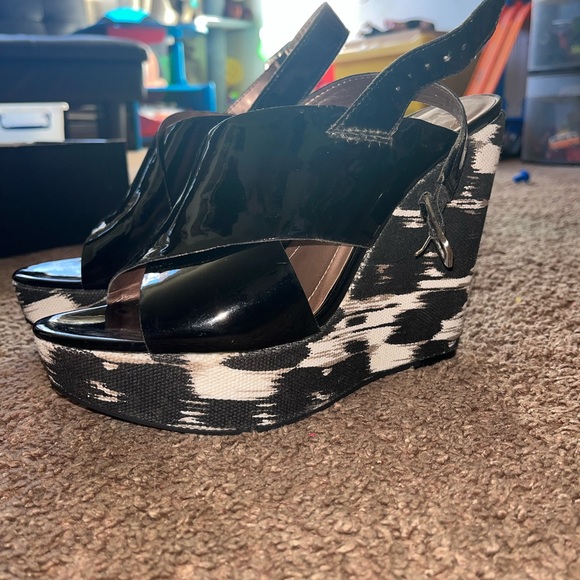 BCBGeneration black wedges with white - Picture 2 of 4